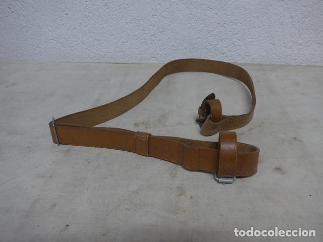 Military Antiques: Antigua correa de cuero marron a identificar, para fusil ? Guerra civil o II Guerra Mundial.
