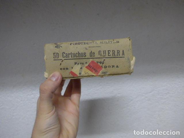 Militaria: Antigua caja interior de cartuchera de 50 cartuchos de guerra, pirotecnia militar sevilla 1957