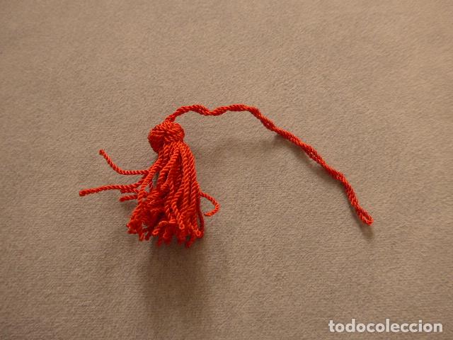 Militaria: Antigua borla roja de gorrillo. Guerra civil o posguerra.
