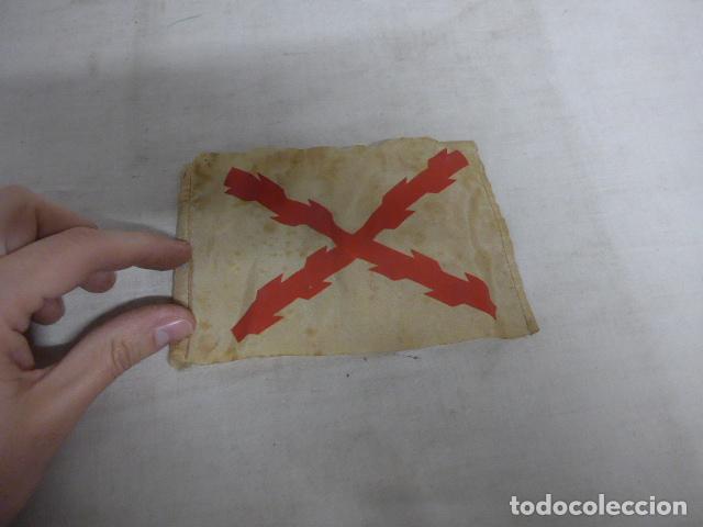 Military Antiques: Antigua peque&ntilde;a bandera de sobremesa carlista, original. Banderin.