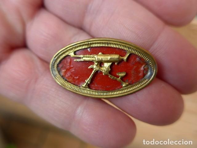 Militaria: INSIGNIA AMETRALLADORA REPUBLICANA HOTCHKISS GUERRA CIVIL 3,6 X 2 cm