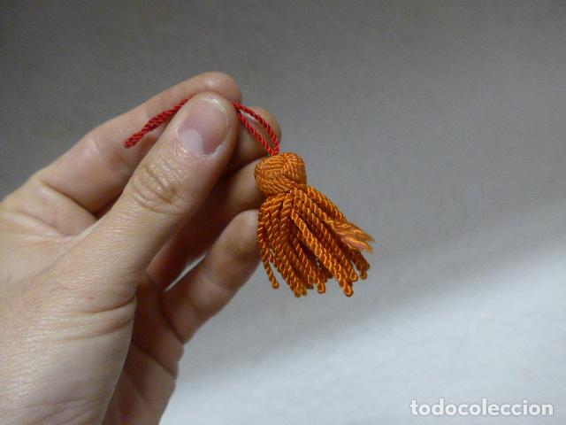 Militaria: Antigua borla naranja / roja de gorrillo. Guerra civil o posguerra.