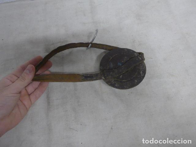 Militaria: Antiguo tapon o tapadera de gran ca&ntilde;on militar, original. Guerra Civil.