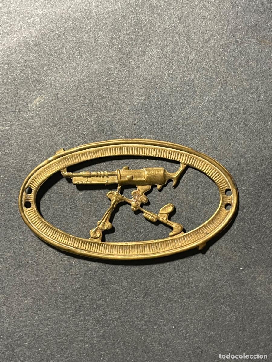 Militaria: GUERRA CIVIL - ANTIGUO DISTINTIVO DE ESPECIALISTA EN TIRO CON AMETRALLADORA - LATON 5,3X3 CM.