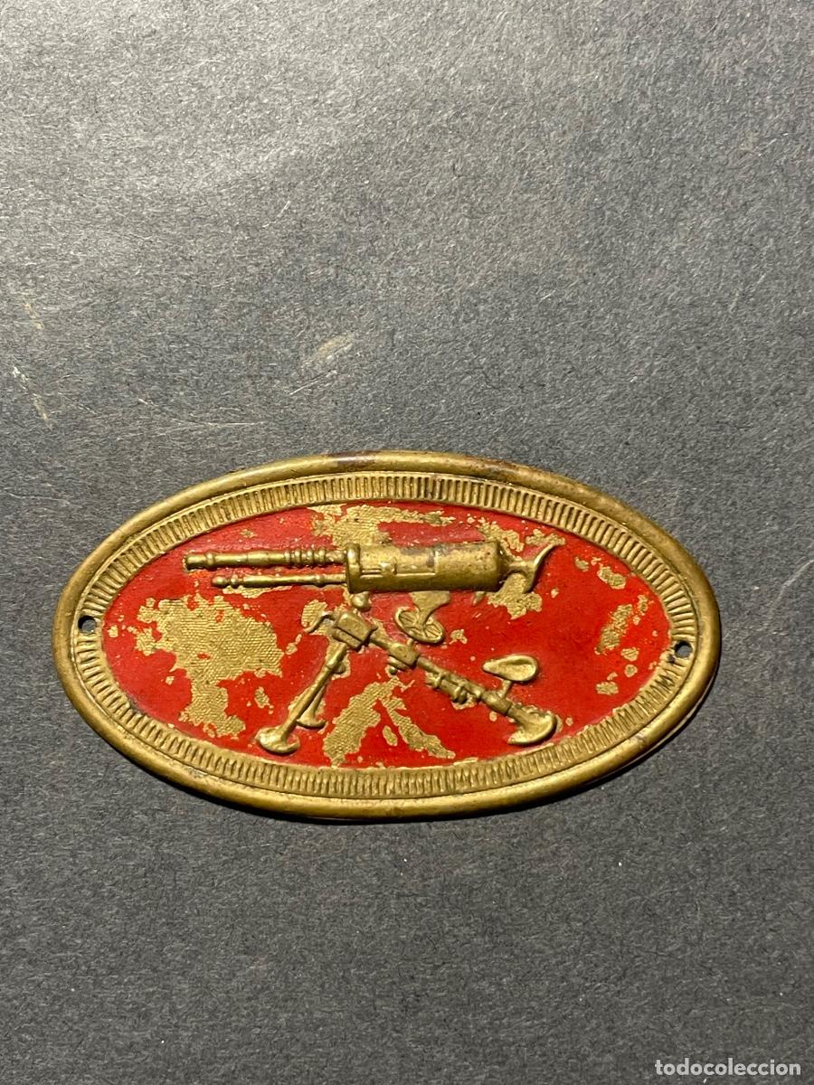 Militaria: GUERRA CIVIL - ANTIGUO DISTINTIVO DE ESPECIALISTA EN TIRO CON AMETRALLADORA - LATON 5,3X3 CM.