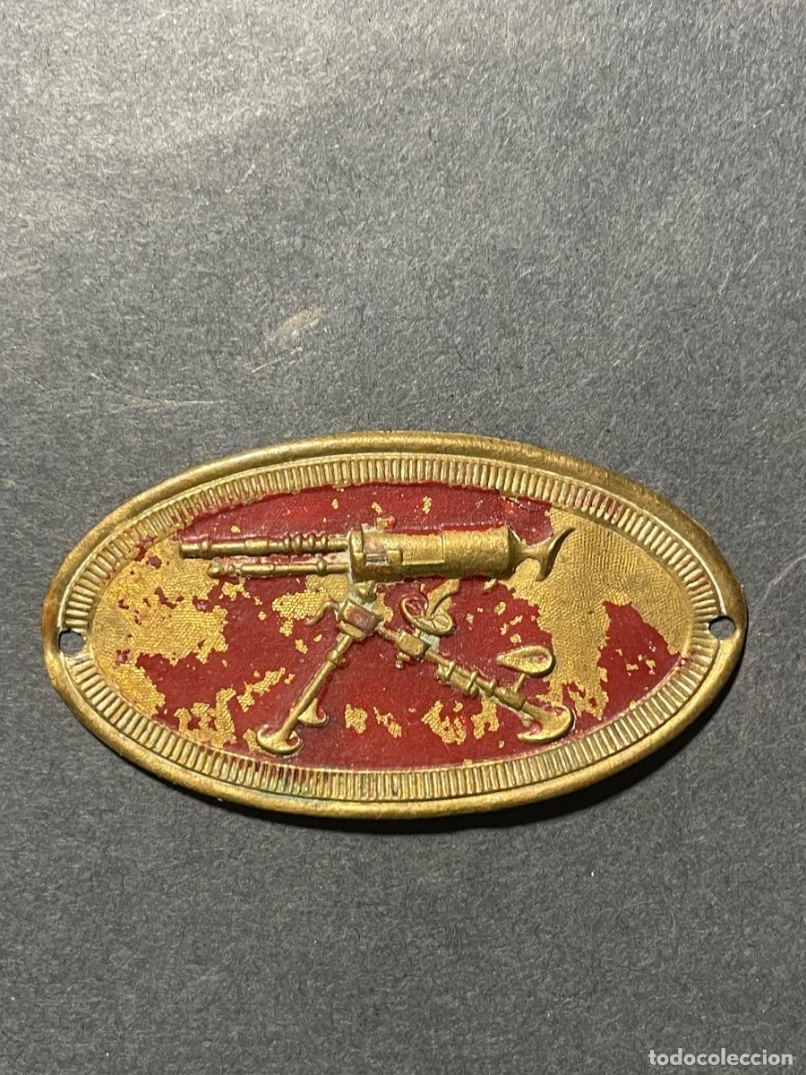 Militaria: GUERRA CIVIL - ANTIGUO DISTINTIVO DE ESPECIALISTA EN TIRO CON AMETRALLADORA - LATON 5,3X3 CM.