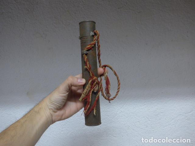 Militaria: Antiguo portadocumentos militar de hojalata con su cordon. Alfonso XIII a Guerra Civil.