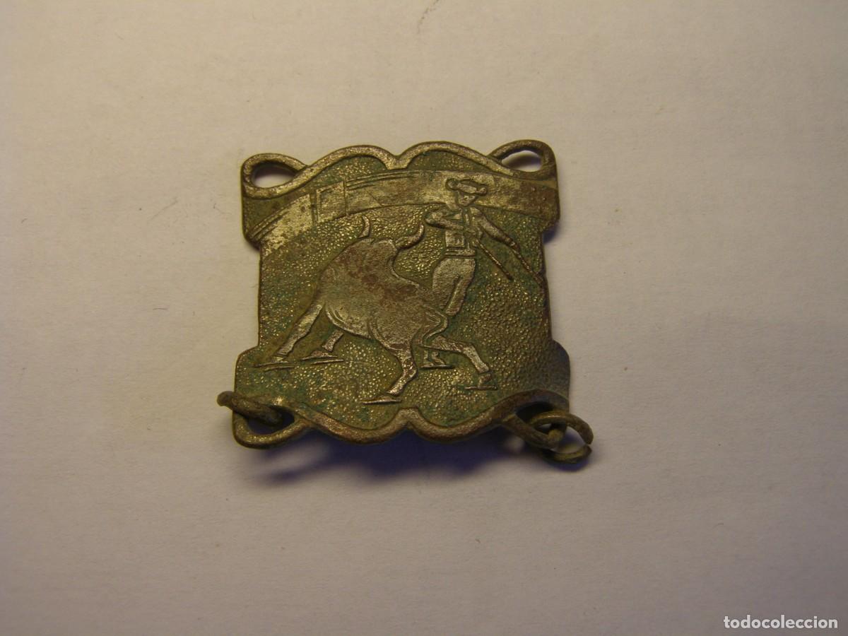 Militaria: Placa met&aacute;lica con escena de toreo, Guerra Civil Espa&ntilde;ola.