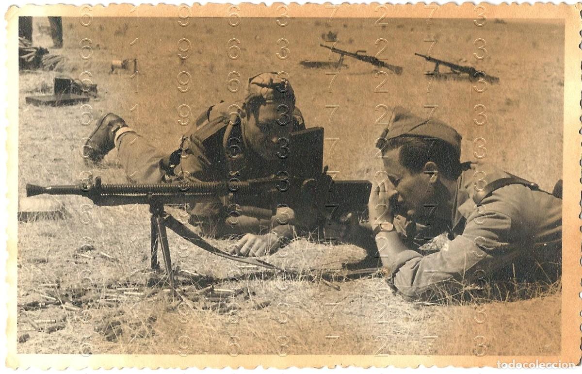 Militaria: LEGIONARIOS DISPARANDO AMETRALLADORA FOTOGRAFIA UNICA A&Ntilde;OS 50 14X8 B21