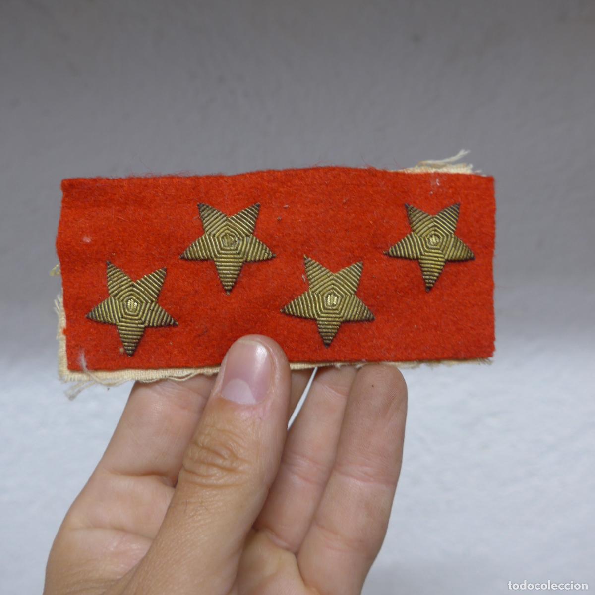Militaria: Lote de 4 estrellas bordadas de 5 puntas sobre fondo rojo. Epoca Guerra civil o anterior.