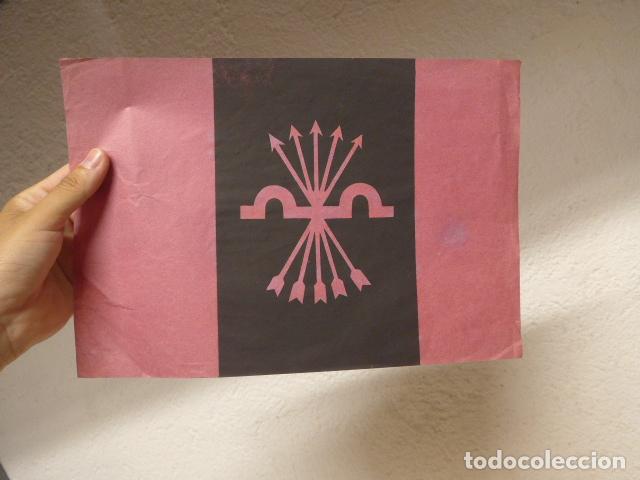 Militaria: Antiguo cartel bandera de falange original en papel, para desfile de la victoria. Guerra Civil