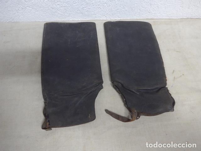 Militaria: Antigua pareja de polainas de cuero negro, originales, guerra civil o posguerra.