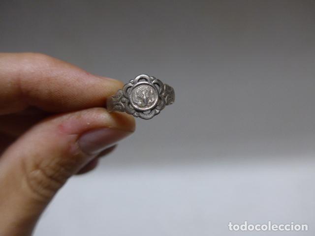 Military Antiques: Antiguo anillo con imagen religiosa. Original. Epoca Guerra Civil.