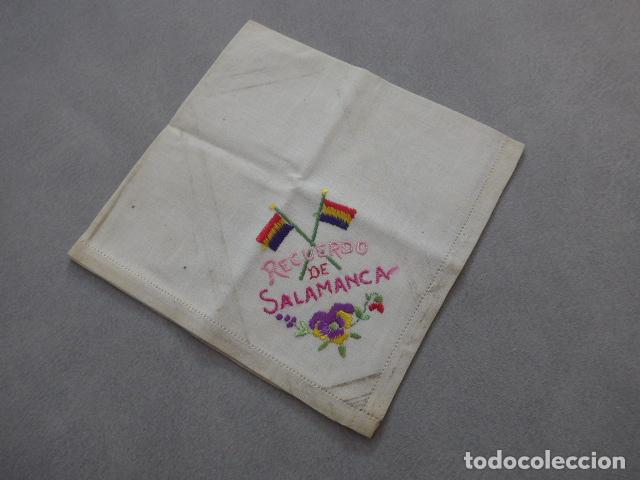 Militaria: Antiguo pa&ntilde;uelo bordado con banderas republicanas recuerdo de Salamanca. Original. II Republica.