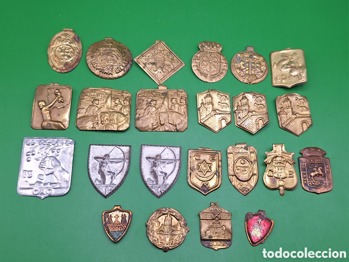 Militaria: Lote de Emblemas de Auxilio Social Falange