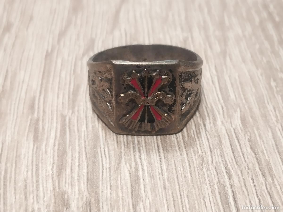 Militaria: TKZ - ANILLO CON EMBLEMA DE LA FALANGE.
