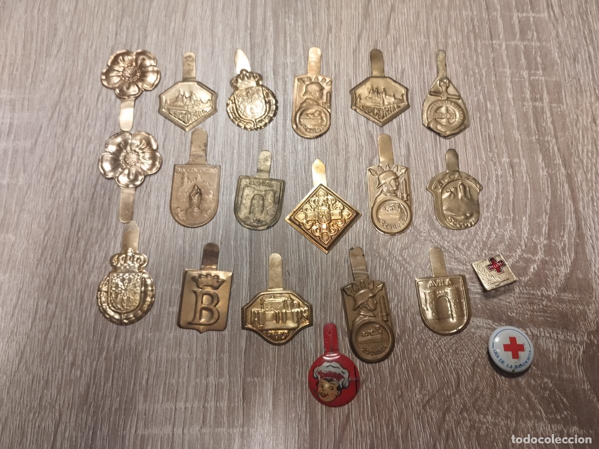 Militaria: TKZ - CONJUNTO DE 20 EMBLEMAS METALICOS DE AUXILIO SOCIAL.