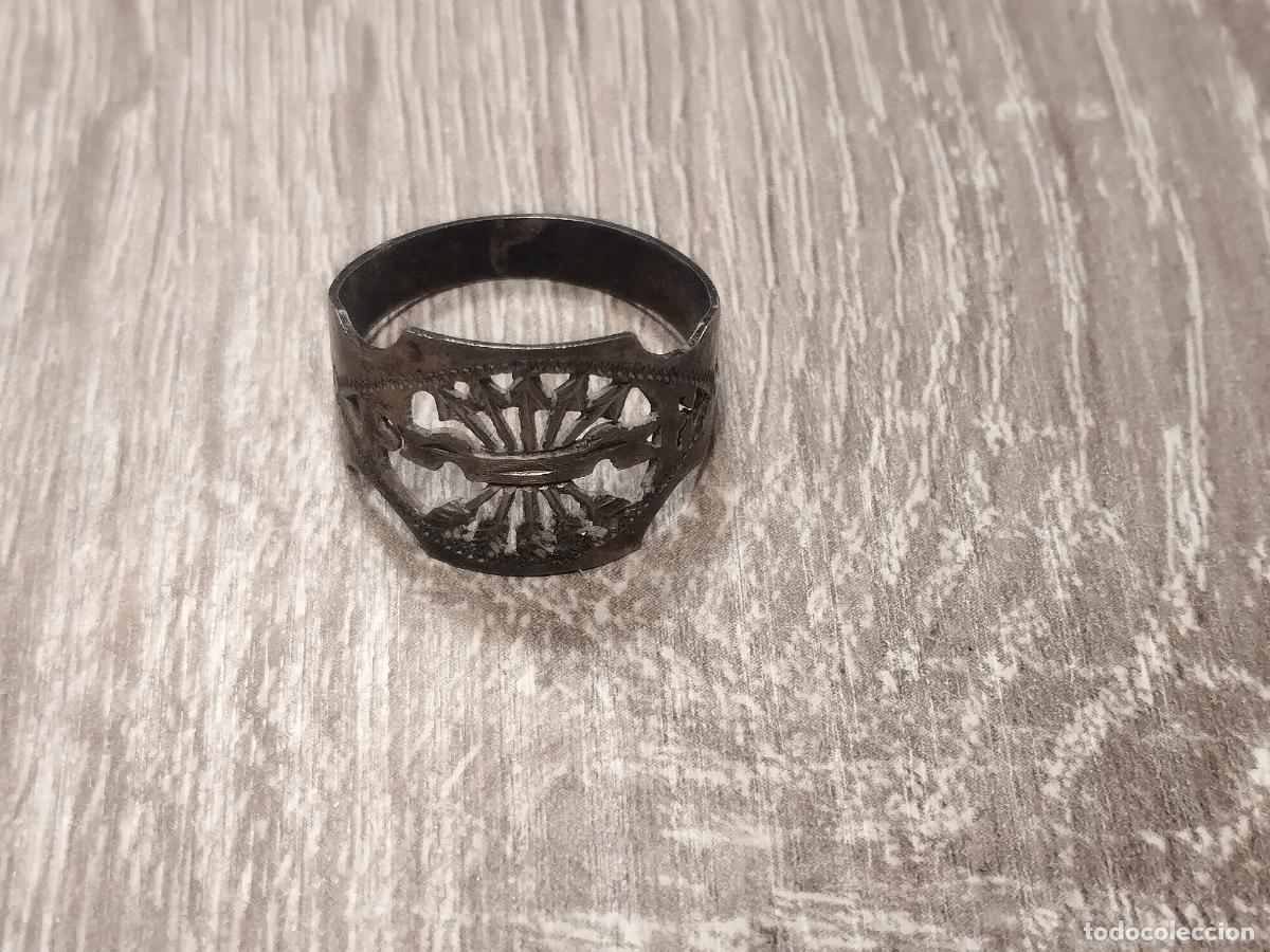 Militaria: TKZ - ANILLO CON EMBLEMA DE LA FALANGE. POSIBLEMENTE DE PLATA.