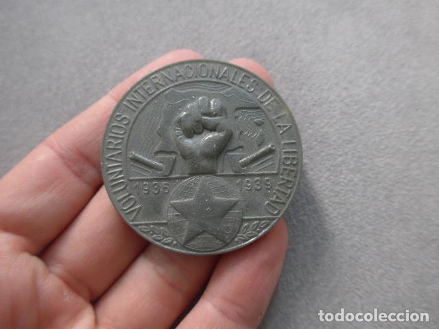 Militaria: Reproduccion de insignia de los Voluntarios Internacionales de la libertad, guerra civil. Brigadas.