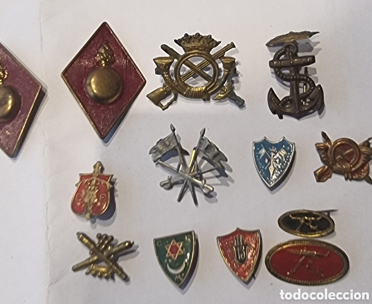 Militaria: Lote Insignias Guerra Civil Mano Negra Caballer&iacute;a ved foto buen lote