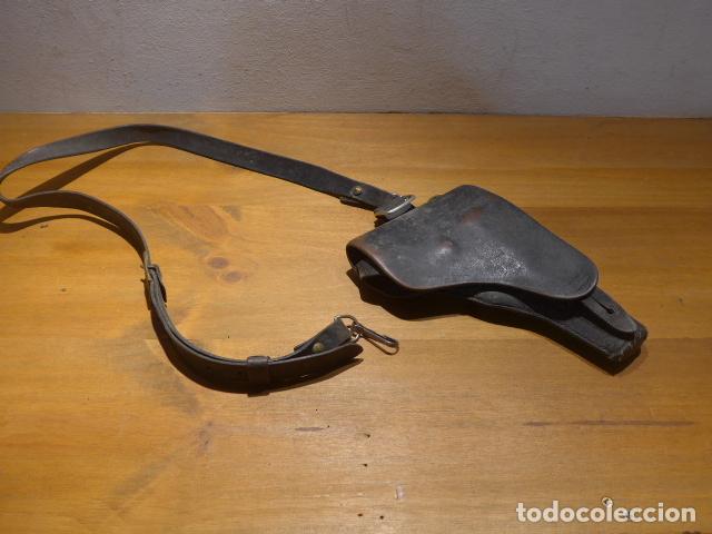 Militaria: Antigua funda de pistola de cuero marron tintada de negro. Guardia civil. Tipo guerra civil.
