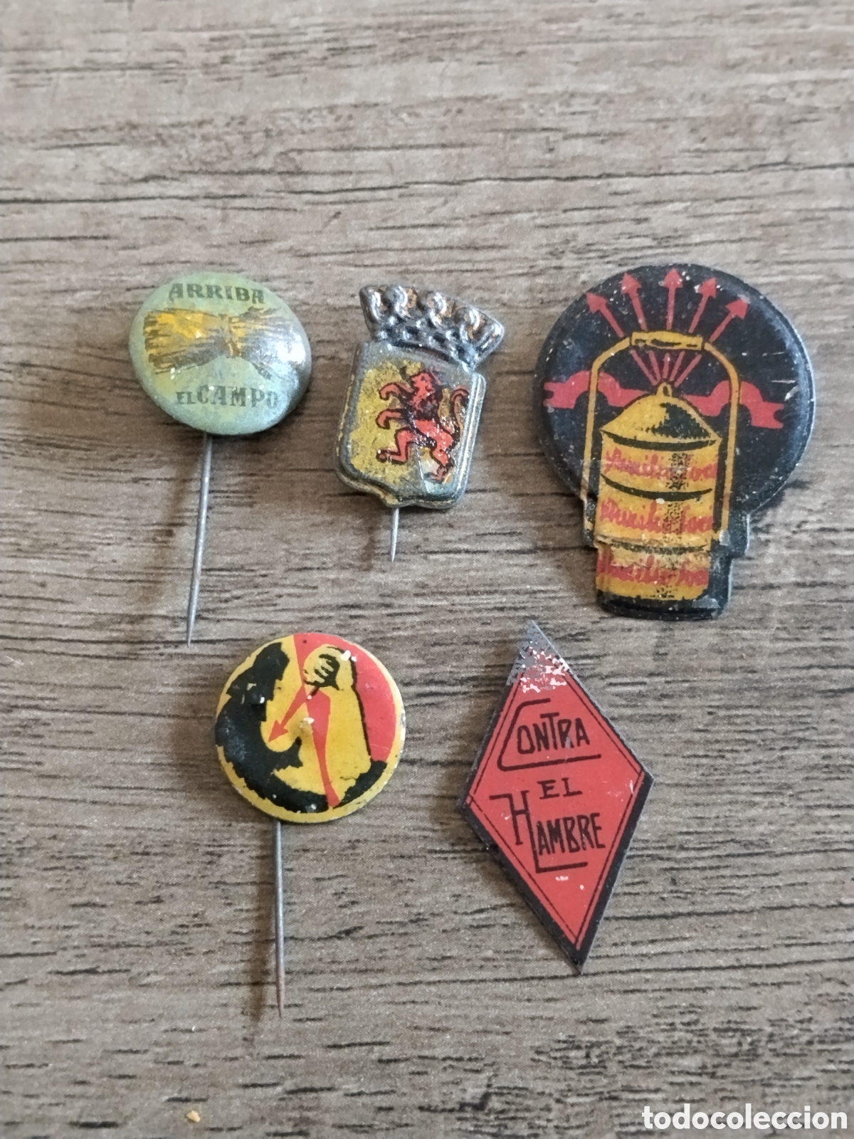 Militaria: Insignias Falange guerra civil.auxilio social.falangista.seccion femenina.requete.carlista.