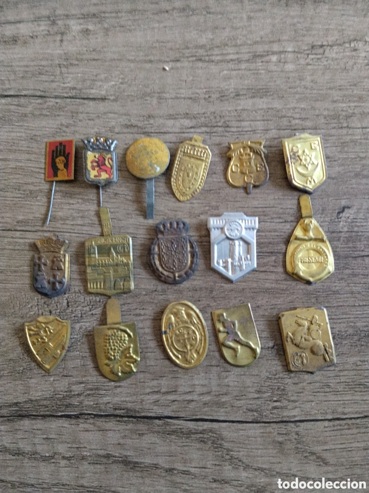 Militaria: Insignias Falange guerra civil.auxilio social.falangista.seccion femenina.requete.carlista.