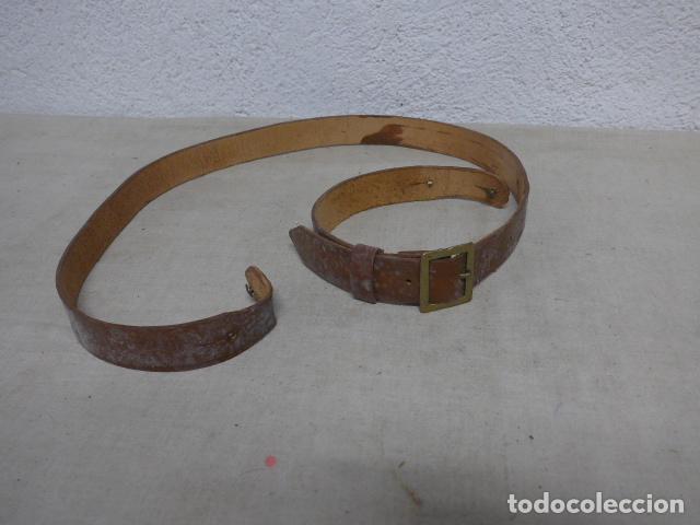 Militaria: Antigua correa de fusil original de cuero marron de guerra civil