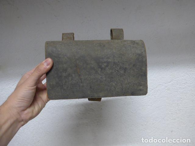 Militaria: Antigua gran cartuchera espa&ntilde;ola de cuero negro, siglo XIX a guerra civil