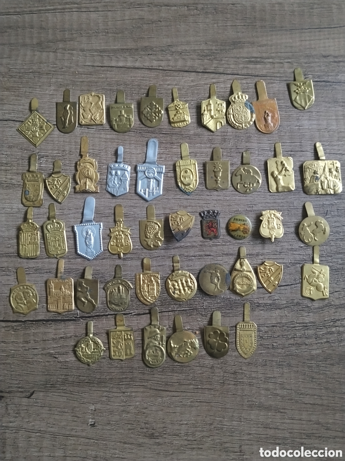 Militaria: Lote 46 insignias met&aacute;licas postulaci&oacute;n auxilio social guerra civil.falange.falangista.division azul