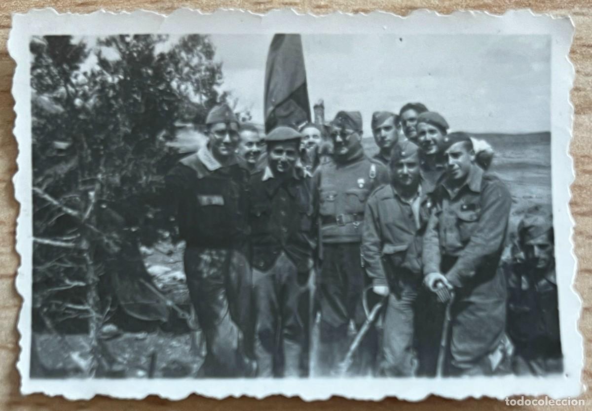 Militaria: FOTOGRAFIA PLENA GUERRA CIVIL, COMANDANTE Y PLANA MAYOR DEL BATALLON CON LA BANDERA EN EL FRENTE DE