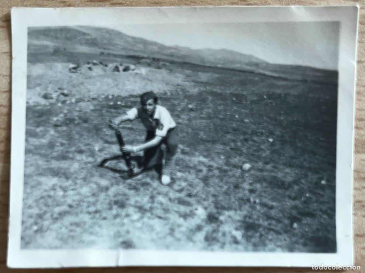 Militaria: FOTOGRAFIA PLENA GUERRA CIVIL, DISPARANDO UN MORTERO EN EL FRENTE DE TERUEL, POSICION RINCON DEL MOL