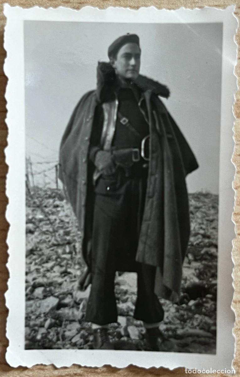 Militaria: FOTOGRAFIA PLENA GUERRA CIVIL, OFICIAL DE LA COMPA&Ntilde;IA EN LA POSICION &rdquo;HERAS BAJAS&rdquo; BEZAS FRENTE DE T