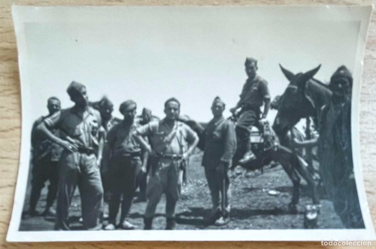 Militaria: FOTOGRAFIA PLENA GUERRA CIVIL, MILITARES NACIONALES EN EL FRENTE DE TERUEL, 1938, MIDE 8,8 X 5,8 CMS