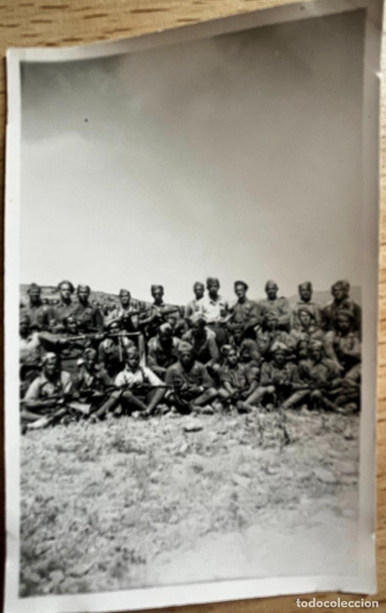 Militaria: FOTOGRAFIA PLENA GUERRA CIVIL, MILITARES NACIONALES EN EL FRENTE DE TERUEL, 1938, MIDE 8,8 X 5,8 CM