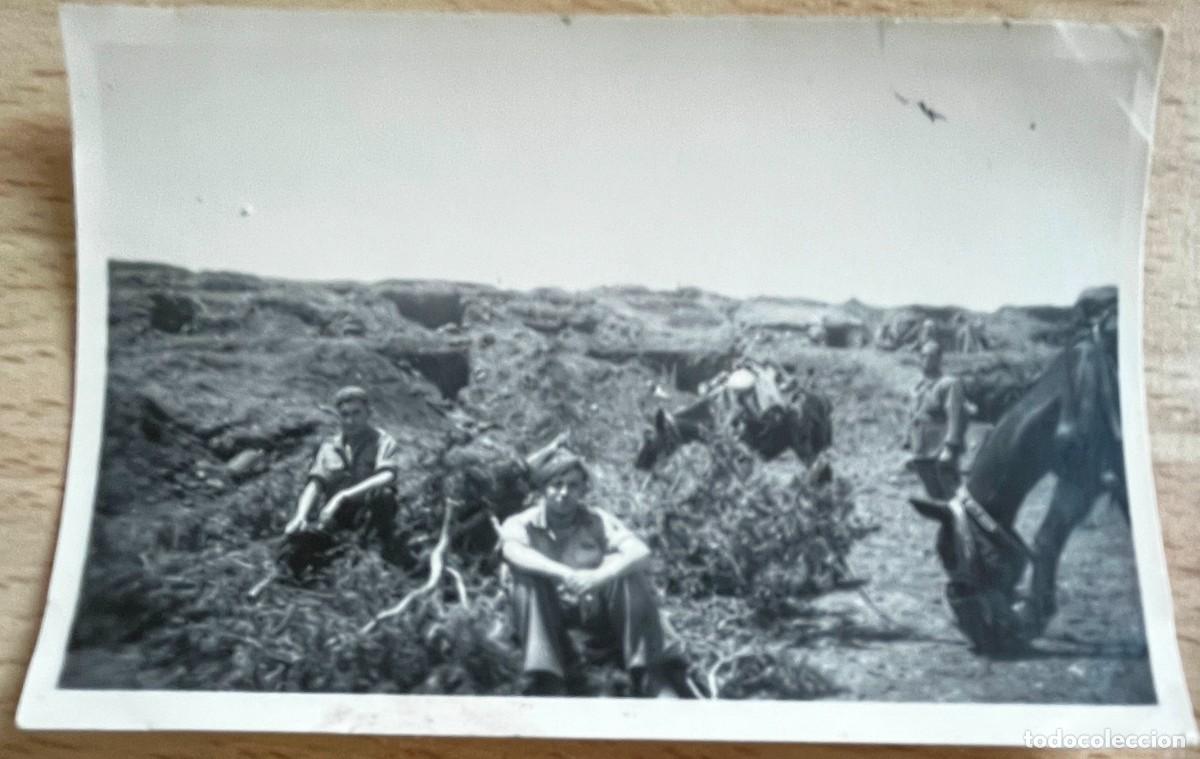 Militaria: FOTOGRAFIA PLENA GUERRA CIVIL, MILITARES NACIONALES EN EL FRENTE DE TERUEL, 1938, MIDE 8,8 X 5,8 CM