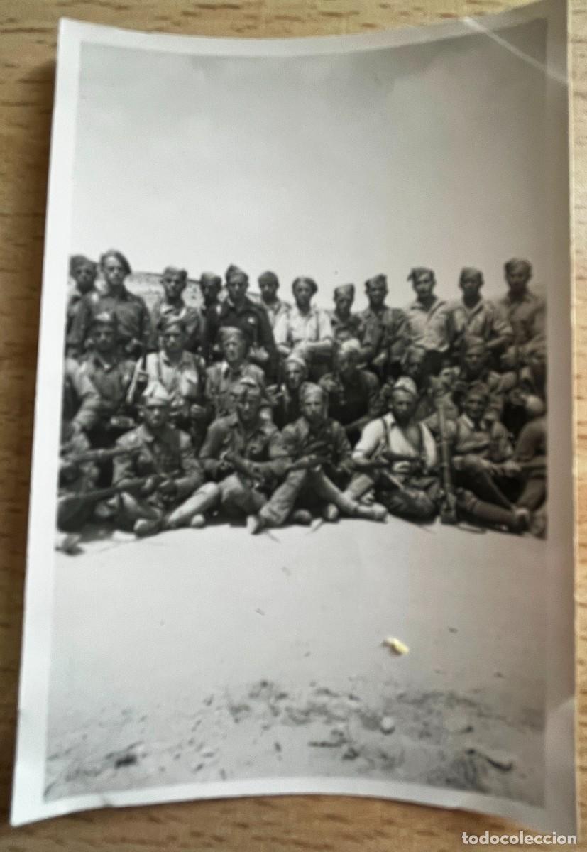 Militaria: FOTOGRAFIA PLENA GUERRA CIVIL, MILITARES NACIONALES EN EL FRENTE DE TERUEL, 1938, MIDE 8,8 X 5,8 CM