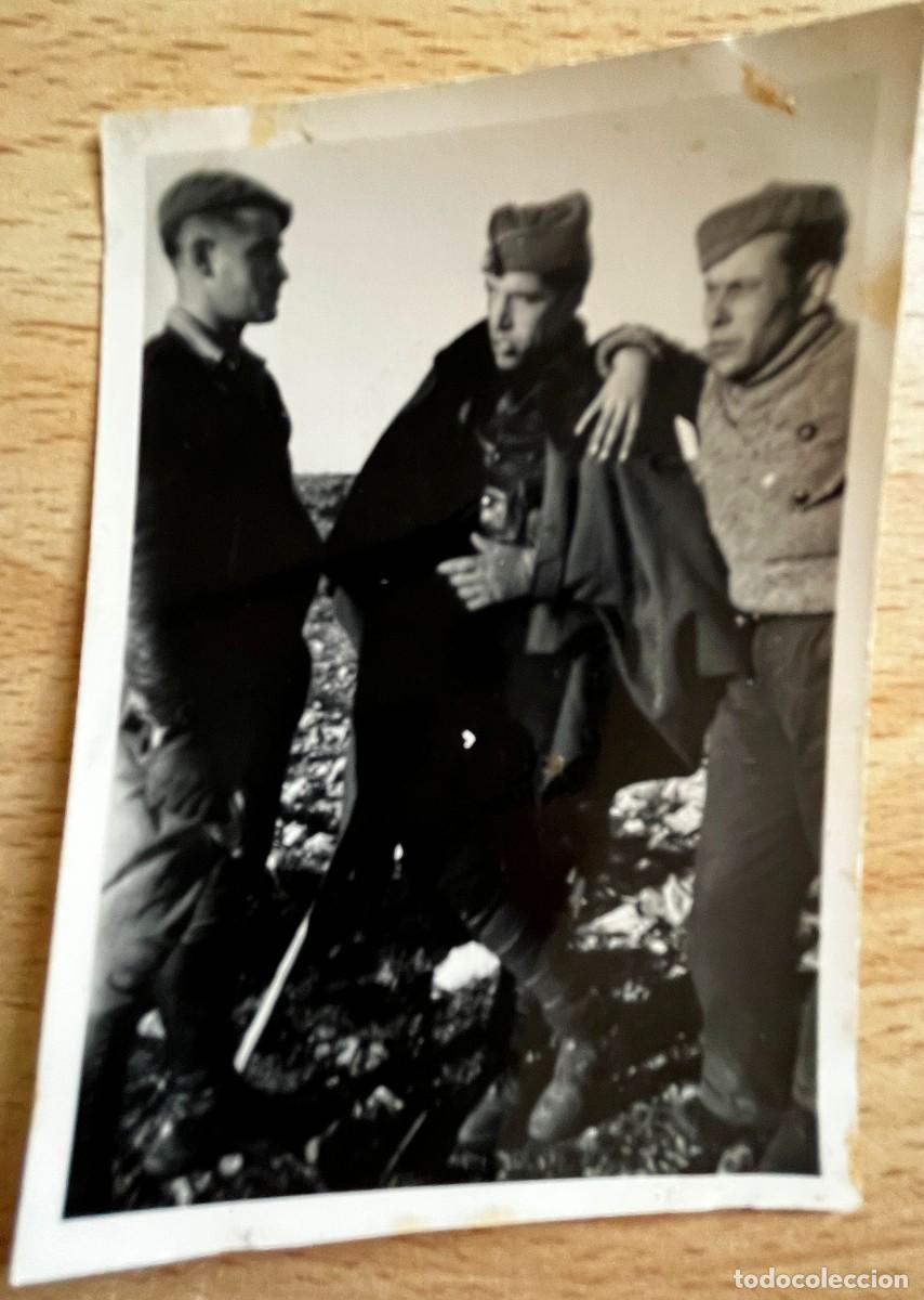 Militaria: FOTOGRAFIA PLENA GUERRA CIVIL, MILITARES NACIONALES EN EL FRENTE DE TERUEL, 1938, MIDE 8,8 X 5,8 CM