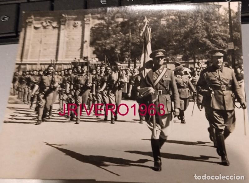 Militaria: SEVILLA, COMPA&Ntilde;IA DE FALANGE DESFILA FUNERAL COMANDANTE MARTIN RUIZ, 115X88MM