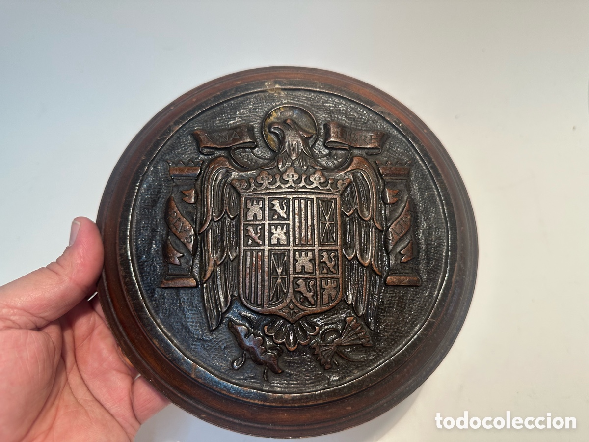Militaria: TAPA CIRCULAR DE MADERA TALLADA ESCUDO FRANQUISTA Y FALANGE, AGUILA UNA GRANDE LIBRE