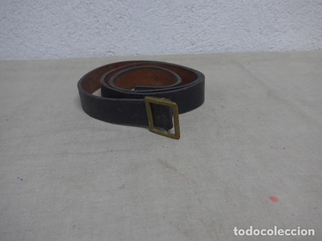 Militaria: Antigua correa de cuero para fusil. Guerra civil