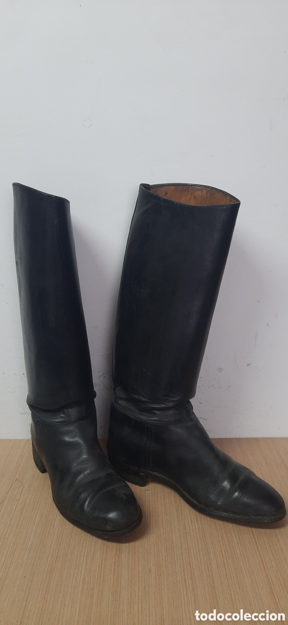 Militaria: Antiguas botas de montar de oficial de la guerra civil. con sellos en su interior