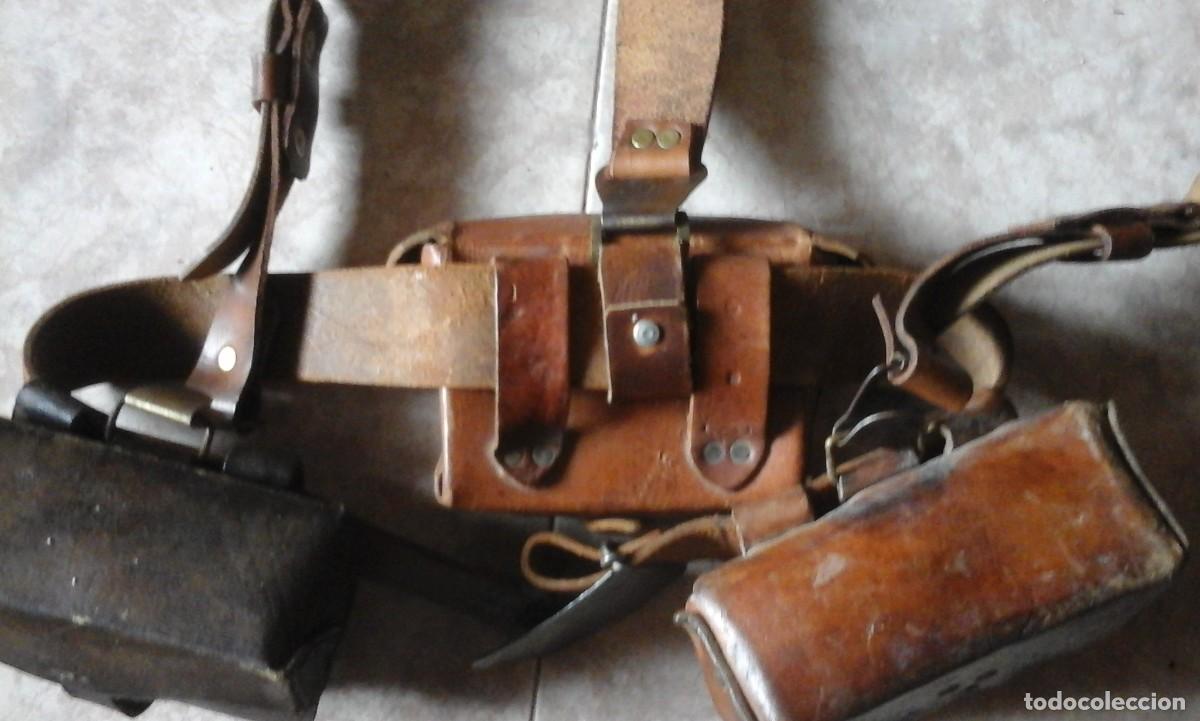 Militaria: Correaje de la guerra civil con cartucheras y hebilla