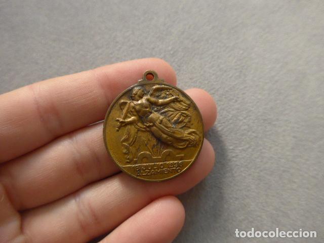 Militaria: Antigua medalla del alzamiento nacional y la victoria de guerra civil, original.