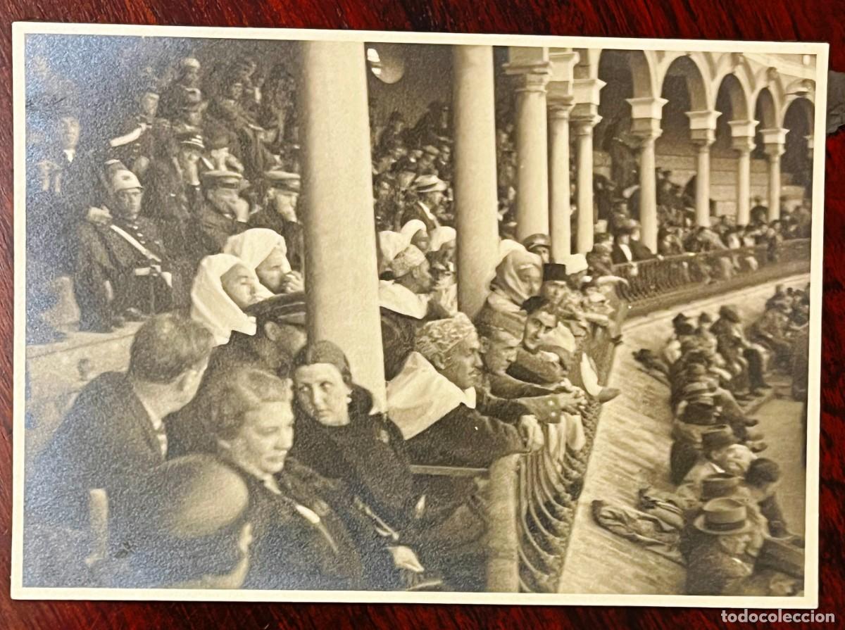 Militaria: Fotograf&iacute;a de Peregrinos marroqu&iacute;es en la Plaza de Toros de la Real Maestranza de Sevilla. 1937