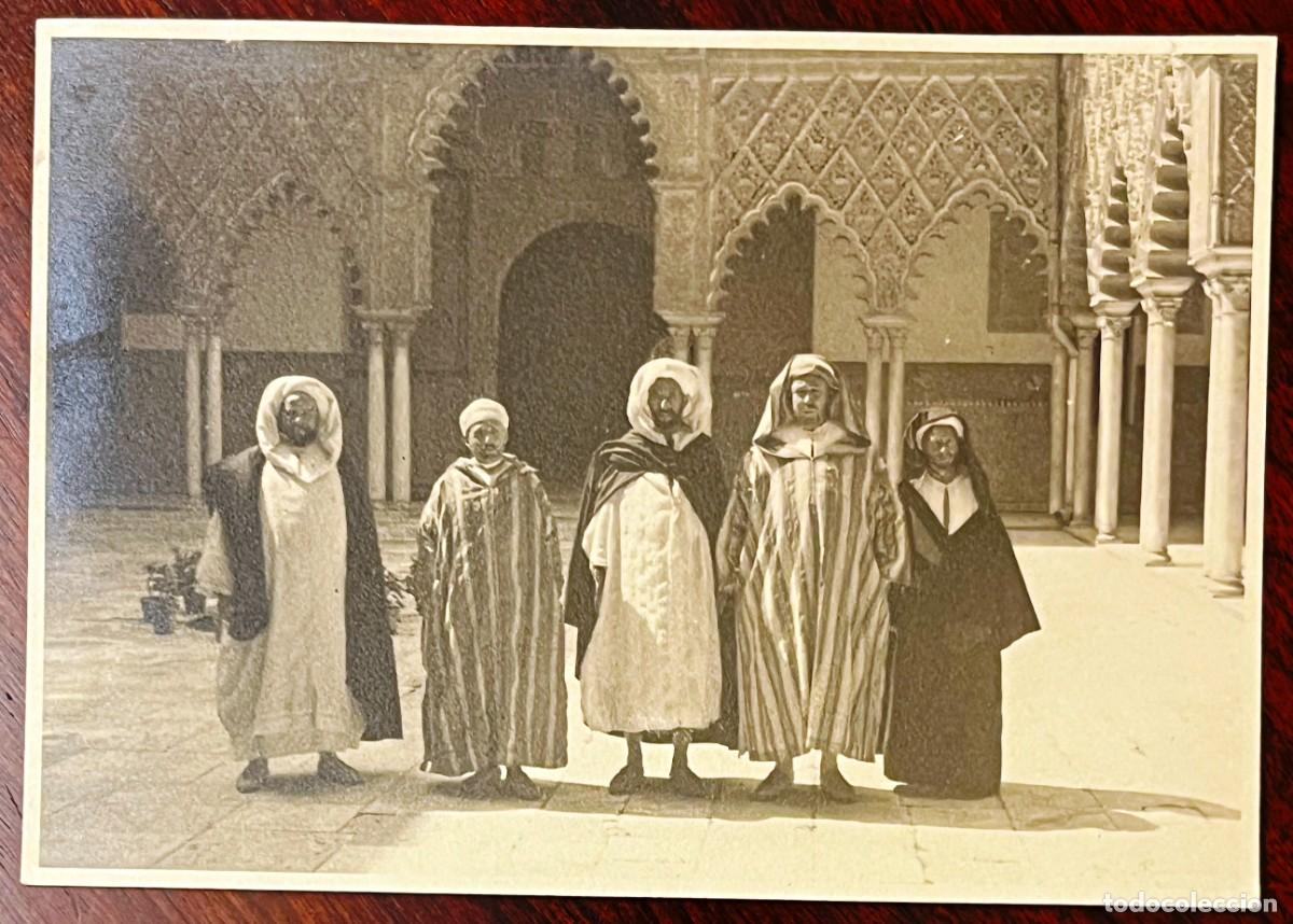 Militaria: Fotograf&iacute;a de Peregrinos marroqu&iacute;es en el Real Alc&aacute;zar de Sevilla, Patio de las Doncellas. 1937.