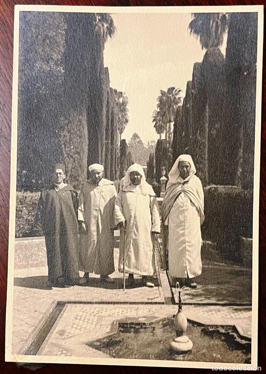 Militaria: Fotograf&iacute;a de Peregrinos marroqu&iacute;es en los jardines del Real Alc&aacute;zar de Sevilla. 1937. Medidas: 16,4