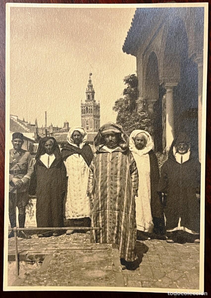 Militaria: Fotograf&iacute;a de Peregrinos marroqu&iacute;es en Sevilla con la Giralda al fondo. 1937.