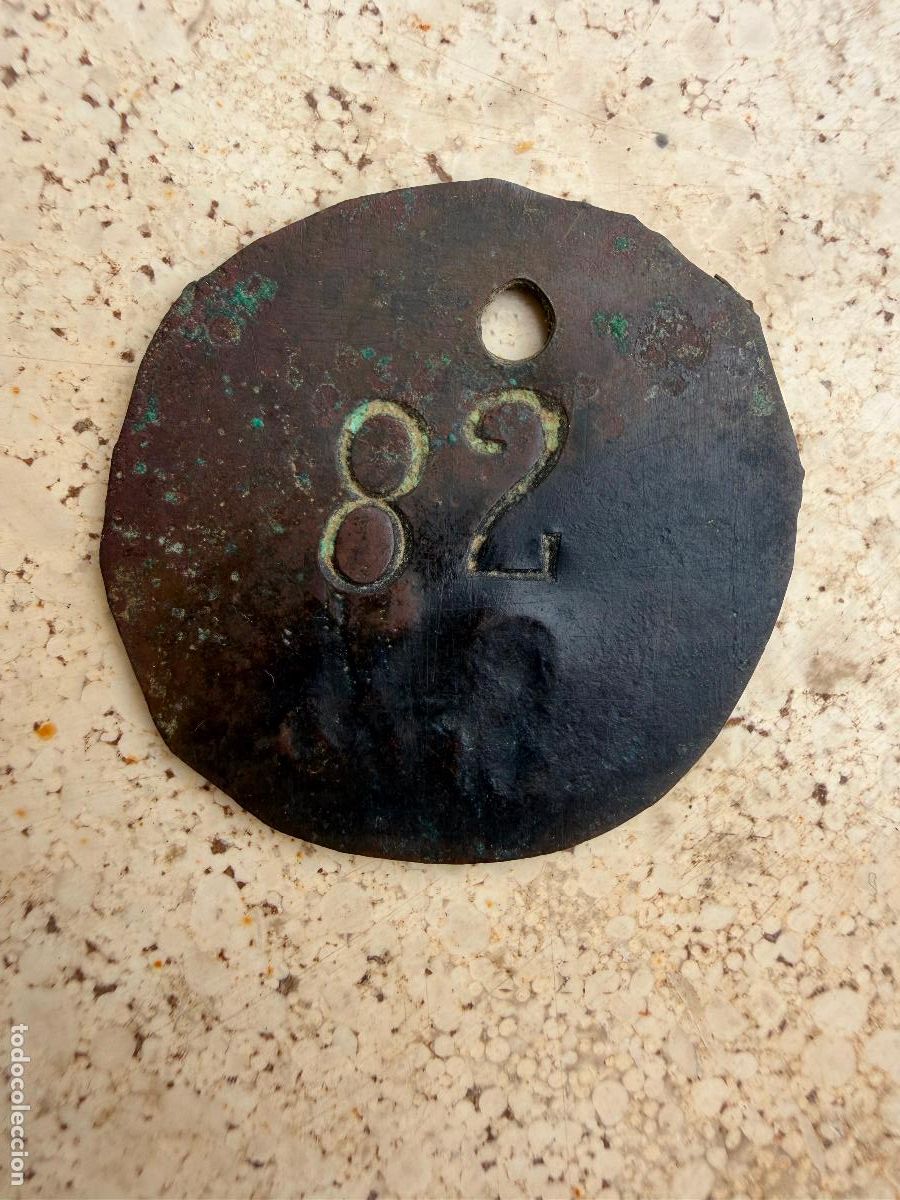 Militaria: Chapa n&uacute;mero 82 artesanal