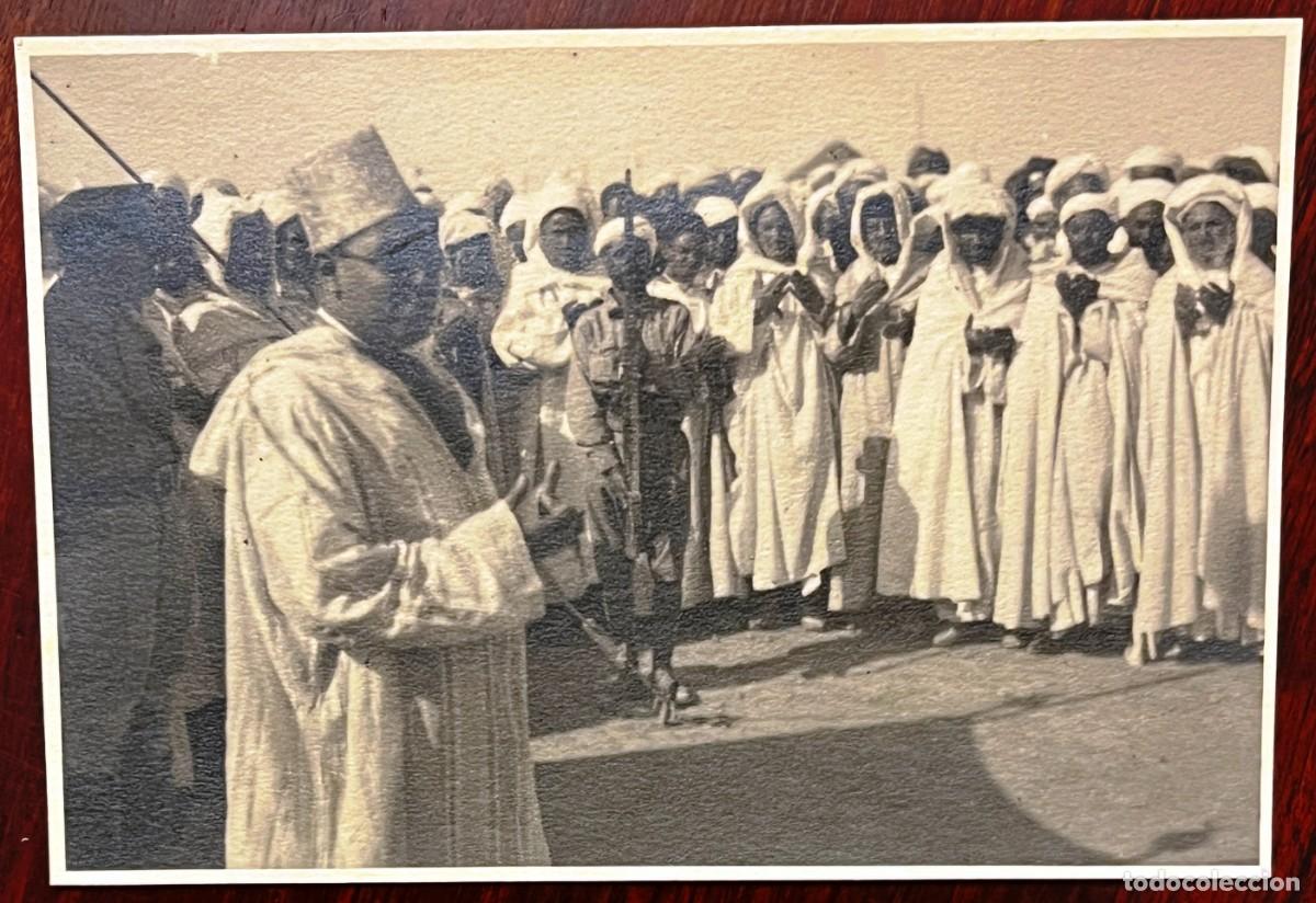 Militaria: fotograf&iacute;a original de el Jalifa Muley El Hass&aacute;n Ben El Mehdi 1937 junto con un grupo de peregrinos